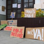 Transparenty před radnicí ve Valašském Meziřící