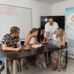 Svrchu dolů: Velký šéf Milcho Duli, jeho podřízená Kate Popovská a tři psanci.