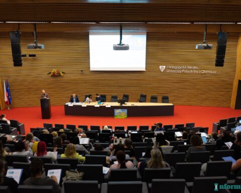 1. konference na téma autismus, projevy autismu a jak autista vnímá svět v aule Pedagogické fakulty UPOL.