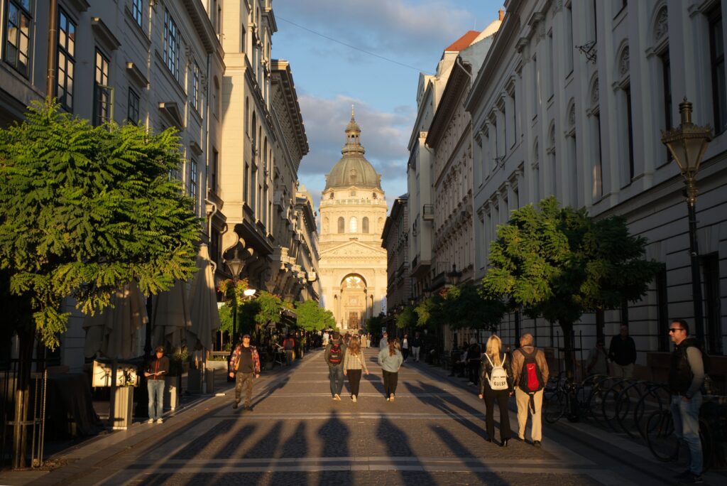 Zrínyi utca a bazilika svatého Štěpána v pozadí.