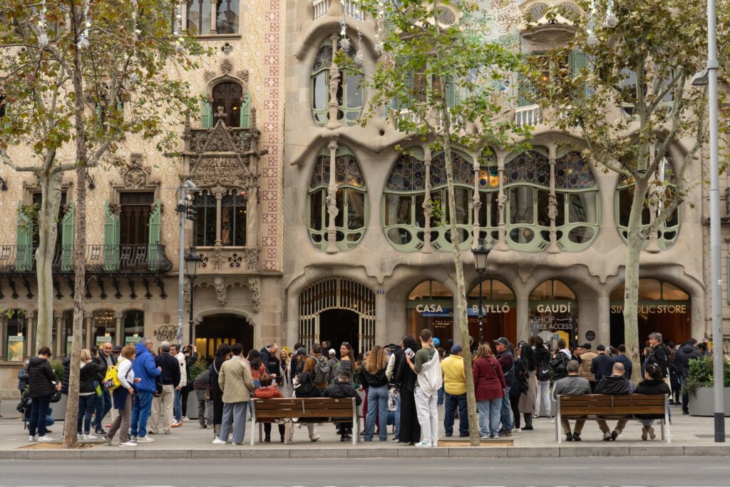 Casa Batlló (Antoni Gaudí) and tourists.